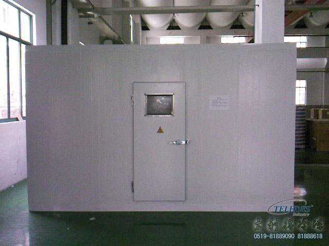 小型冷库库体一般采用板壁内部预埋件偏心挂钩式连接或现场发泡固合